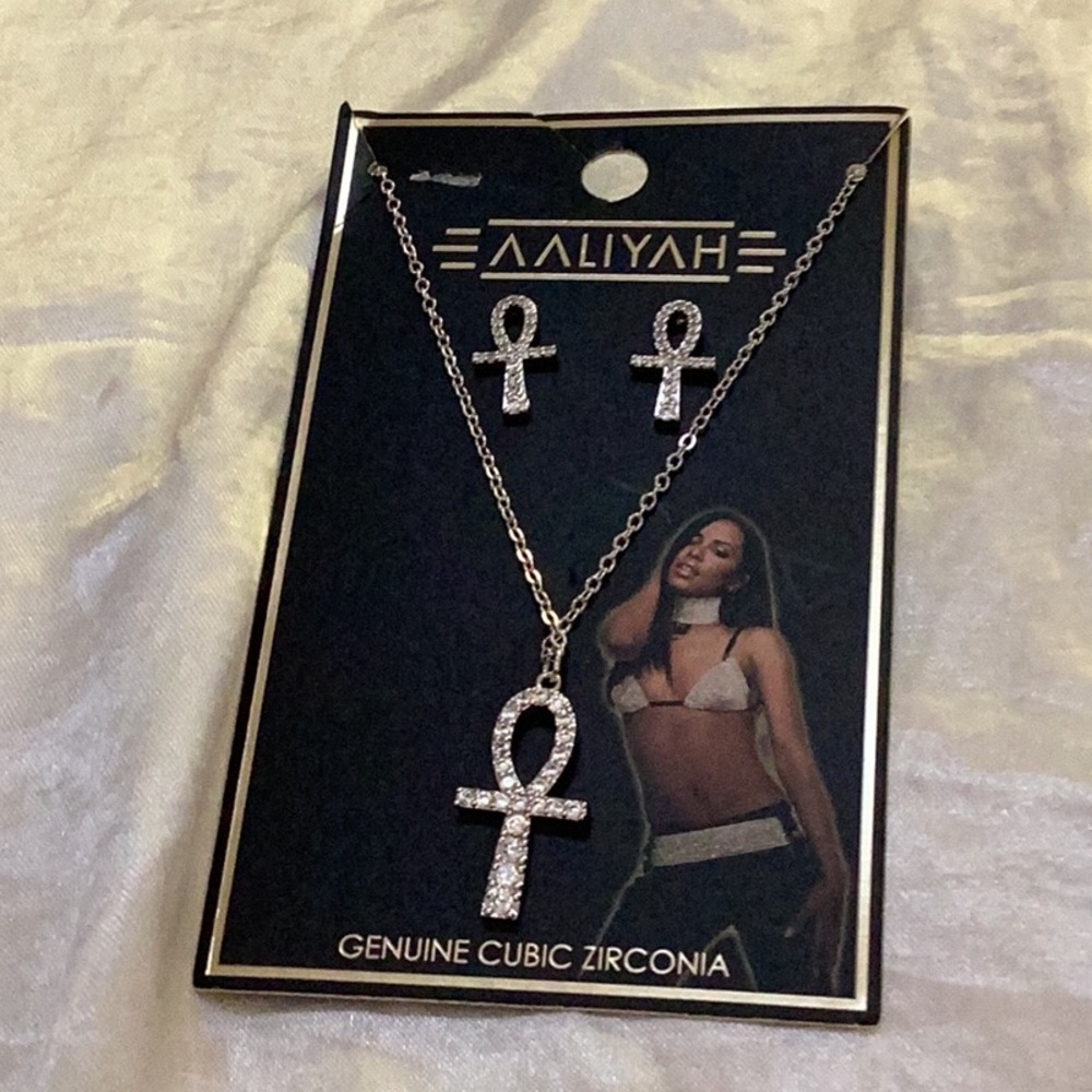 🦋NWT Gorgeous Cubic Zirconia Necklace/ Earring Set Makes Perfect Gift 🦋 - Picture 8 of 9